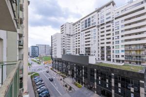 una vista aérea de una ciudad con edificios altos en Bukowińska 12 Prywatne mieszkanie 80m2 z dwiema sypialniami i balkonem 2x bezpłatne miejsca parkingowe, en Varsovia