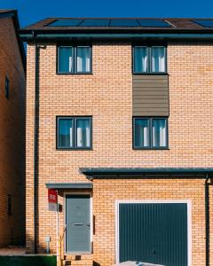 un bâtiment en briques avec un garage et une porte bleue dans l'établissement Oakley Place - Room A Deluxe Ensuite, à Bristol