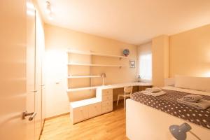 - une petite chambre avec un lit et un bureau dans l'établissement Figueres, à Figueres