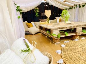 Cabo BlancoにあるBernegal Maday, Heated Bathtub Piscina y Jardin by Deihu Experiencesのテーブルとソファのあるリビングルーム +87枚の写真