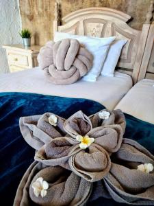 a bed with two towels on top of it at Bernegal Moneyba, Hot Tub, Piscina y Jardín in Buzanada