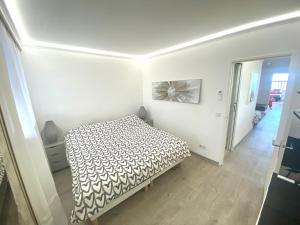 Posteľ alebo postele v izbe v ubytovaní Magnifique appartement les pieds dans l’eau à Nice