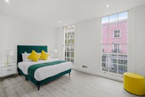 1 dormitorio con cama y ventana grande en Hububb Luxury Knightsbridge Apartments, en Londres