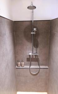 アラウリン・エル・グランデにあるFinca Roca Vistaのバスルーム(シャワー、シャワーヘッド付)が備わります。