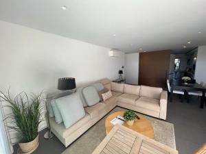 un soggiorno con divano e tavolo di Ocean View Top Luxury New Built T2 -WPOV2 a Cabanas de Tavira