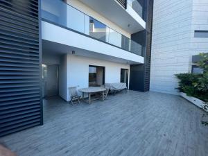 un patio con tavolo e sedie in un edificio di Ocean View Top Luxury New Built T2 -WPOV2 a Cabanas de Tavira