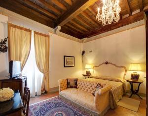 A bed or beds in a room at Villa Il Sasso - Dimora d'Epoca