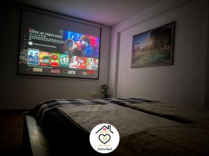 una camera da letto con TV a schermo piatto a parete di Family M Apartments 2-3-4 a Kappel bei Olten