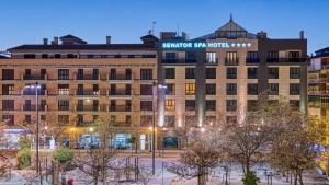 un gran edificio con un cartel en la parte delantera en Senator Granada en Granada