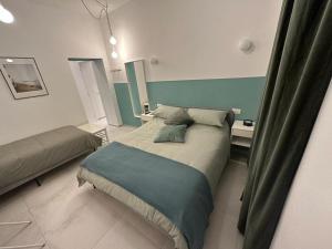 1 dormitorio con 2 camas en una habitación en DI PASSAGGIO en Bari