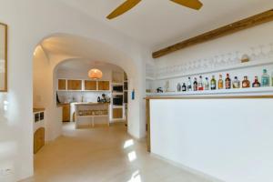 Kuchyňa alebo kuchynka v ubytovaní La Villa Deluxe une propriété d'Exception sur les hauteurs d'Ajaccio + 37 fotografií