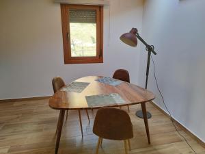 a dining room table with a lamp and a table and chairs at Balcón del Aitzgorri in Mutiloa