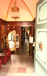 a room with mirrors and a door in a store at Hotel Denkmal 13 Rostock - Kaufmannshaus Krahnstöver in Rostock