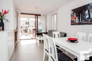 cocina y comedor con mesa blanca y sillas en Villa Mirador de Bassetes 4 - Grupo Turis, en Calpe