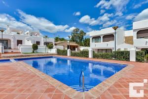 una piscina frente a una villa en Villa Mirador de Bassetes 4 - Grupo Turis, en Calpe