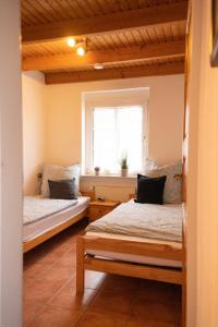 two beds in a room with a window at Tillmann II in Hooksiel mit Hund in Wangerland