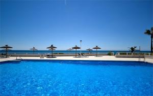 Bazén v ubytování Beachfront Apartment with Direct Beach Access nebo v jeho okolí