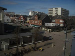 una ciudad con bicicletas estacionadas en una calle con edificios en Studioappartement Wegg Wilhelmstraße en Westerland