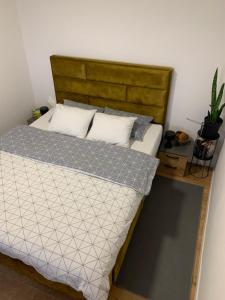 sypialnia z łóżkiem z drewnianym zagłówkiem w obiekcie CASTELLO Uno&Due w Zagrzebiu