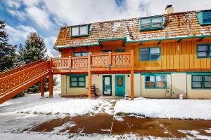 une grande maison avec une terrasse dans la neige dans l'établissement Shredders and Hikers Delight Full Property, à Vail