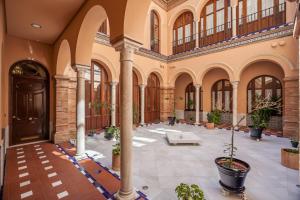 un patio interior con un gran edificio con grandes ventanas en Green-Apartments Giralda Views, en Sevilla