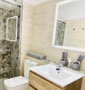 Un baño con lavabo, ducha e inodoro. en Love in the Sea Viña del Mar by Deihu Experiences, en Adeje