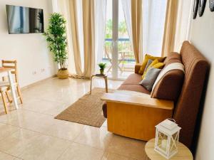 una sala de estar con un sofá y una mesa en Love in the Sea Viña del Mar by Deihu Experiences, en Adeje