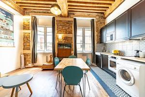 uma cozinha com mesa e cadeiras num quarto em Superb 1 bedroom apartment - Croix Rousse district em Lyon