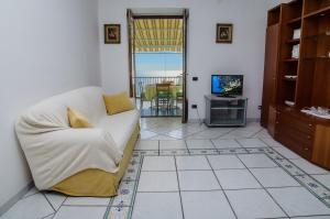 un soggiorno con divano e TV di Moressa a Praiano
