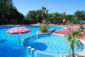 Bazén v ubytovaní Le cap d Agde Chalet les pescalunes - vue mer alebo v jeho blízkosti