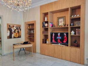 - un salon avec une télévision et une table dans l'établissement Hotel Carlton Nice, à Nice