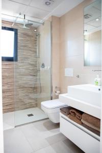 een badkamer met een douche, een toilet en een wastafel bij Villa Birdie Finestrat in Finestrat