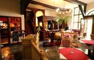 ein Esszimmer mit Tisch und Stühlen und ein Restaurant in der Unterkunft Brauerei & Hotel Denkmal 13 Rostock - Kaufmannshaus Krahnstöver in Rostock