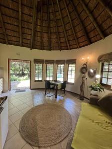 un soggiorno con un divano e un tavolo di SHONALANGA - Secured cottage in equestrian estate - LOADSHEDDING FREE! a Midrand