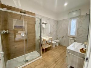 La salle de bains est pourvue d'une douche, de toilettes et d'un lavabo. dans l'établissement Villa Manto Bed and Breakfast - Torre Annunziata Pompei, à Torre Annunziata
