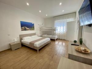 - une chambre avec un lit et une télévision à écran plat dans l'établissement Villa Manto Bed and Breakfast - Torre Annunziata Pompei, à Torre Annunziata