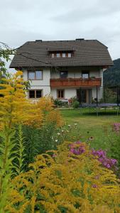 una casa con muchas flores delante de ella en Da Bräuhauser, en Stadl an der Mur
