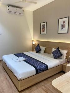 een slaapkamer met een groot bed in een kamer bij Hotel Swagat and Lodging, Ranjangaon in Shikrapur