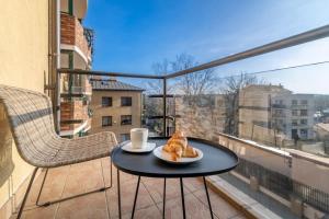 une table avec une assiette de nourriture sur un balcon dans l'établissement Easy Rent Apartments - Family, Centrum, Free parking, 24h Check-in, à Lublin