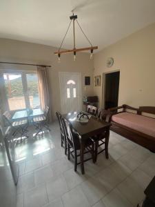 uma sala de estar com uma mesa e uma cama em Casa Helen em Limín Iérakos