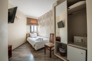 TV a/nebo společenská místnost v ubytování Athens Golden City Hotel