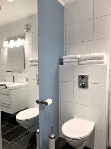 baño con 2 aseos y lavamanos en Villa top view Tromsø, en Tromsø