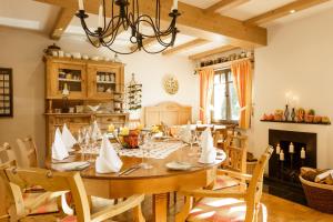 Landgasthof Mücke في مرسبورغ: غرفة طعام مع طاولة مع كراسي وثريا