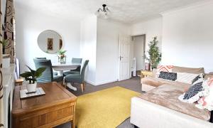 sala de estar con sofá y mesa en 2 bed apt w/ private parking close to town centre, en Huntingdon