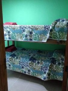 Vista Flores的住宿－Departamento El Renuevo，一间配有沙发和一张带药片的床的房间