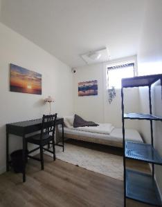 Двухъярусная кровать или двухъярусные кровати в номере Vandrarhemmet Eken