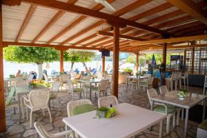 Restaurace v ubytování Hotel Nydri Beach + 32 fotografií
