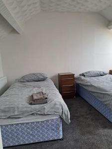 En eller flere senger på et rom på 1 Bed Apart