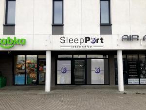 uma loja na frente de um edifício com um sinal nele em Sleep Port em Gdansk