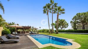 Villa con piscina y palmeras en Villa Maracana, en Marbella